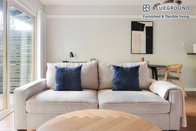 111 N Rengstorff Ave in Mountain View, CA - Foto de edificio - Building Photo