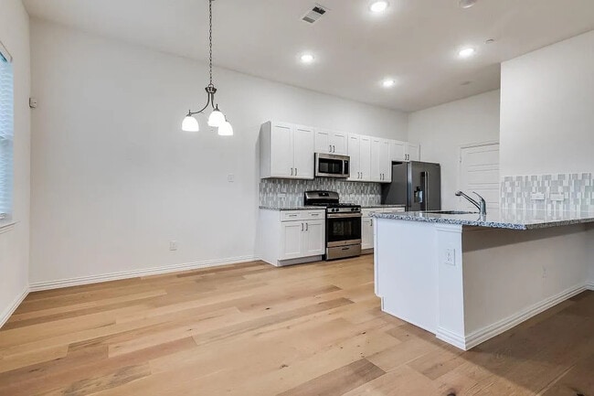 Room in Townhome on Bethlehem St in Irving, TX - Building Photo - Building Photo