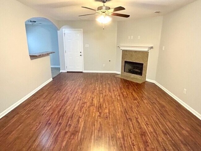 7915 Lowrance Rd in Memphis, TN - Foto de edificio - Building Photo