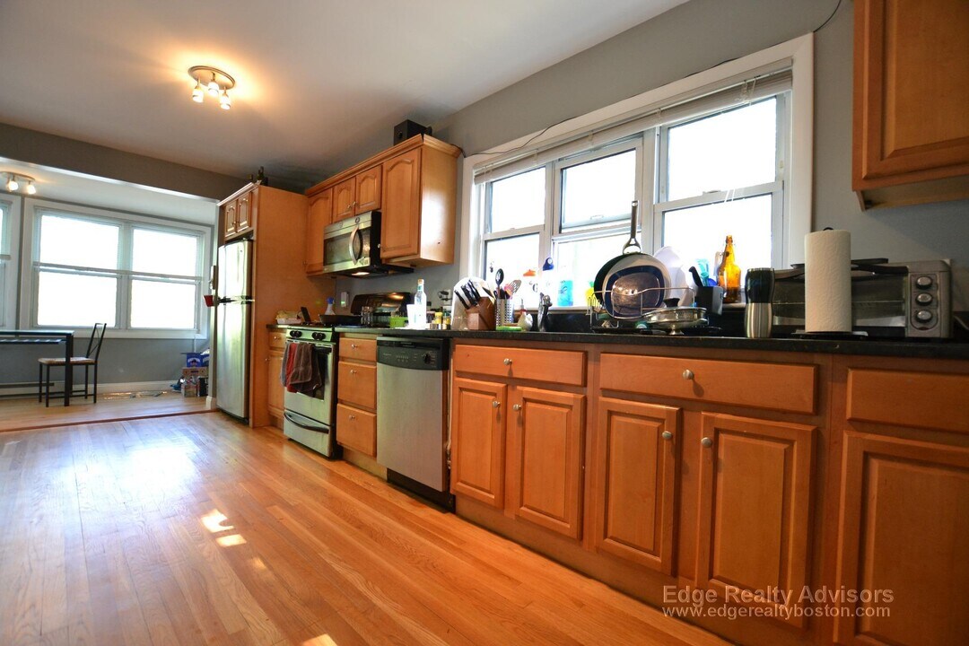 63 Surrey St in Boston, MA - Building Photo