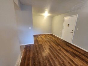 7084 Wildwood Cir in Louisville, KY - Building Photo - Building Photo