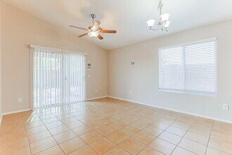 1465 E Rolls Rd in San Tan Valley, AZ - Foto de edificio - Building Photo