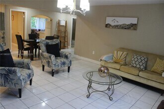 28 NE 164th St in Miami, FL - Building Photo - Building Photo