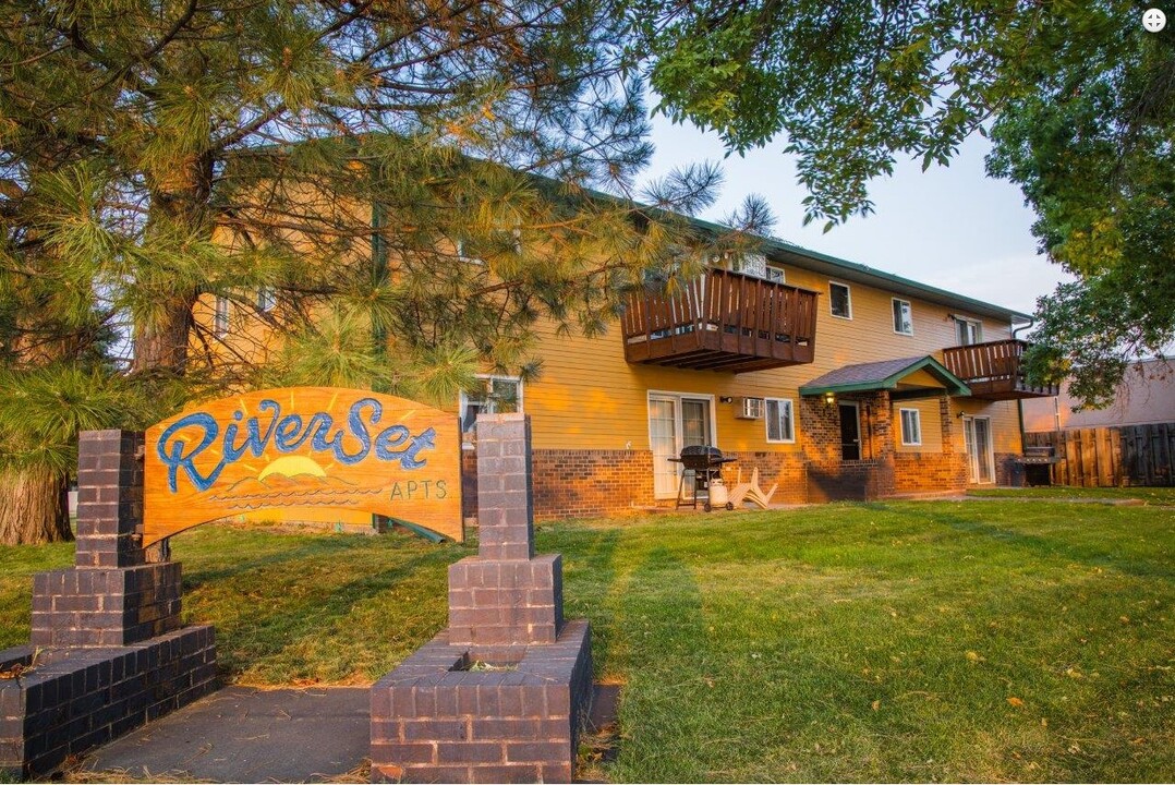 Riverset Apartments in Pierre, SD - Foto de edificio