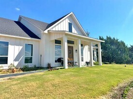 1141 Veal Station Rd in Weatherford, TX - Building Photo