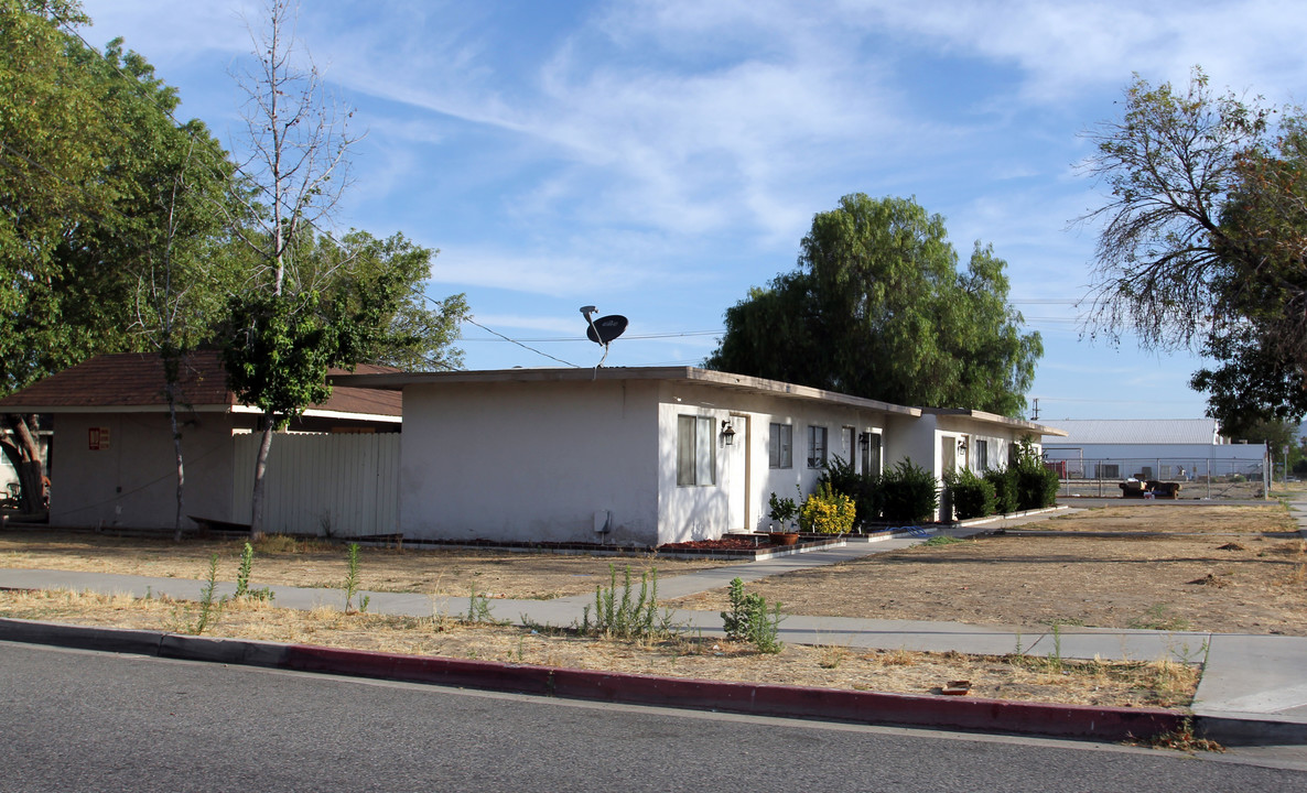 320-326 W Kimball Ave in Hemet, CA - Building Photo