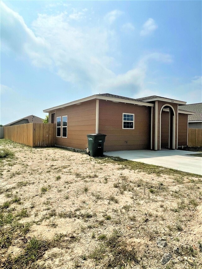 1014 Tesoro Park in Del Rio, TX - Building Photo - Building Photo