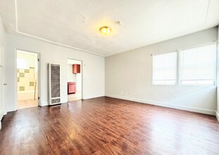 6914 1/2 Main St in Los Angeles, CA - Building Photo - Building Photo