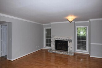 302 Lenox Way NE in Atlanta, GA - Foto de edificio - Building Photo