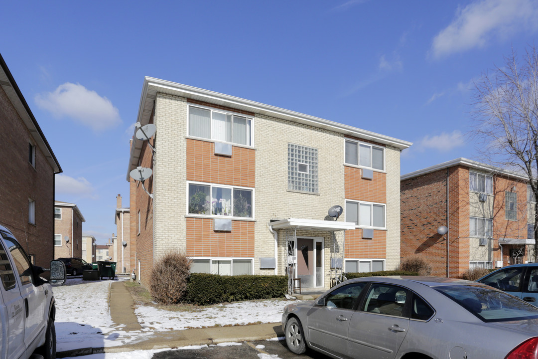 9230 Sally Ln in Schiller Park, IL - Building Photo