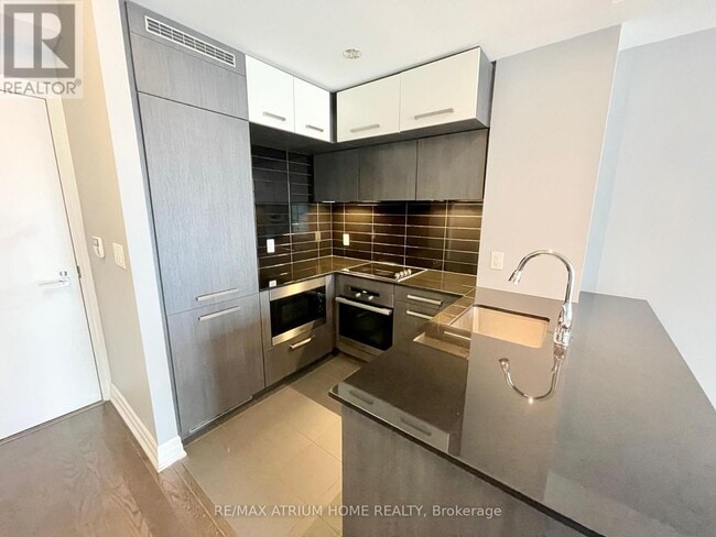 8 The Esplanade in Toronto, ON - Building Photo - Building Photo