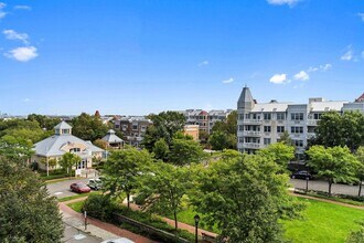 30 Freedom Way in Jersey City, NJ - Foto de edificio - Building Photo