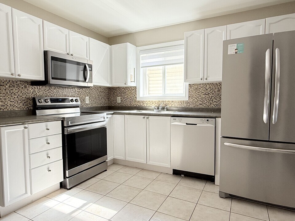 2477 Trappers Ave in Windsor, ON - Building Photo