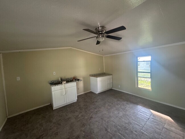 14063 Bradley Rd in Atascosa, TX - Building Photo - Building Photo