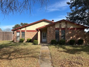 6118 Big Bend Dr in Mesquite, TX - Foto de edificio - Building Photo