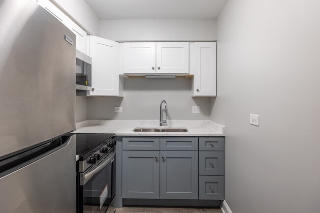 745 W Gordon Ter, Unit 206 in Chicago, IL - Building Photo - Building Photo