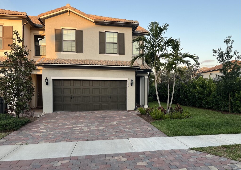 4828 Jumping Way in Greenacres, FL - Building Photo