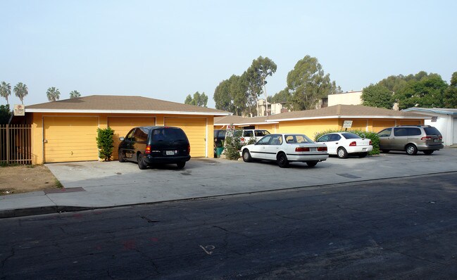 743-747 N Eucalyptus Ave in Inglewood, CA - Building Photo - Building Photo