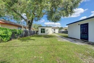2238 Thomas St in Hollywood, FL - Building Photo - Building Photo