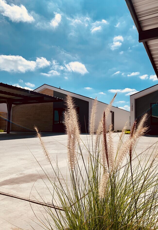1400 Hibiscus Ave, Unit B in McAllen, TX - Foto de edificio - Building Photo