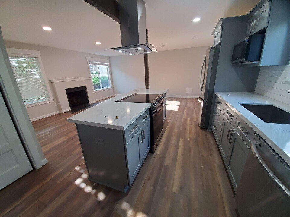 2323 N 113th Pl in Seattle, WA - Building Photo