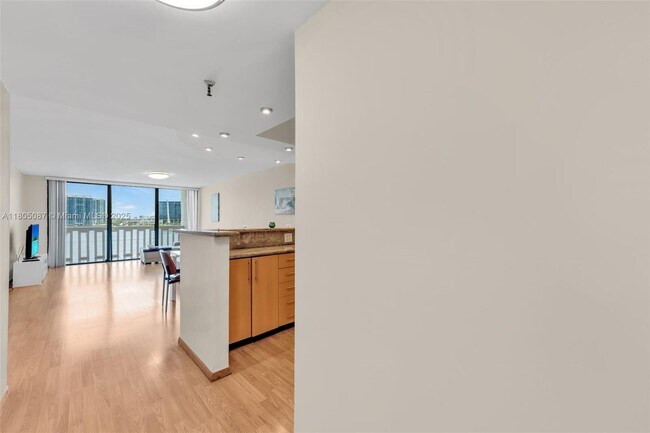 17900 N Bay Rd in Sunny Isles Beach, FL - Building Photo - Building Photo