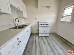 946 S Burlington Ave, Unit 201 in Los Angeles, CA - Foto de edificio - Building Photo