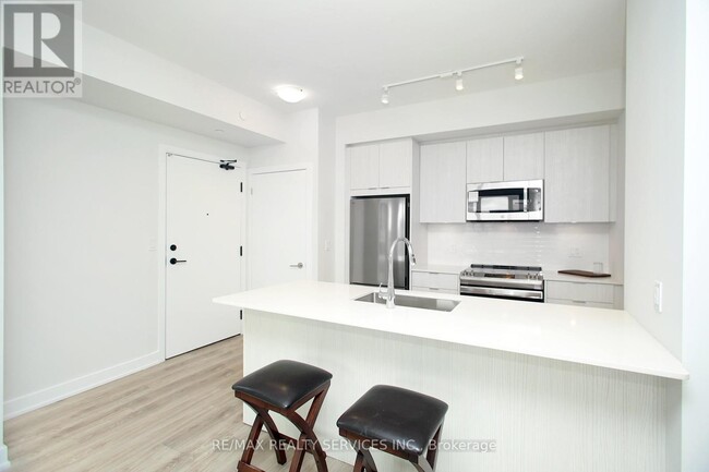 430-430 Square One Dr in Mississauga, ON - Building Photo - Building Photo