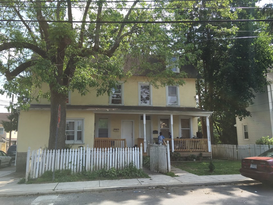 302 W Maple St in Ambler, PA - Foto de edificio