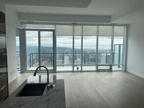 488 University Ave in Toronto, ON - Building Photo - Building Photo