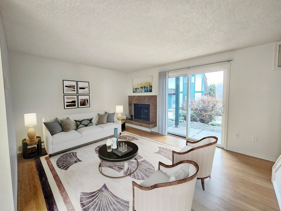 2121 E Upriver Dr in Spokane, WA - Foto de edificio