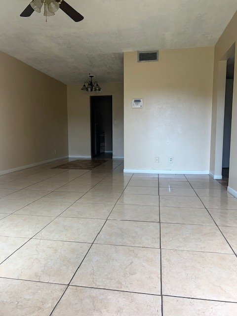 2440 NW 39th Wy in Lauderdale Lakes, FL - Foto de edificio - Building Photo