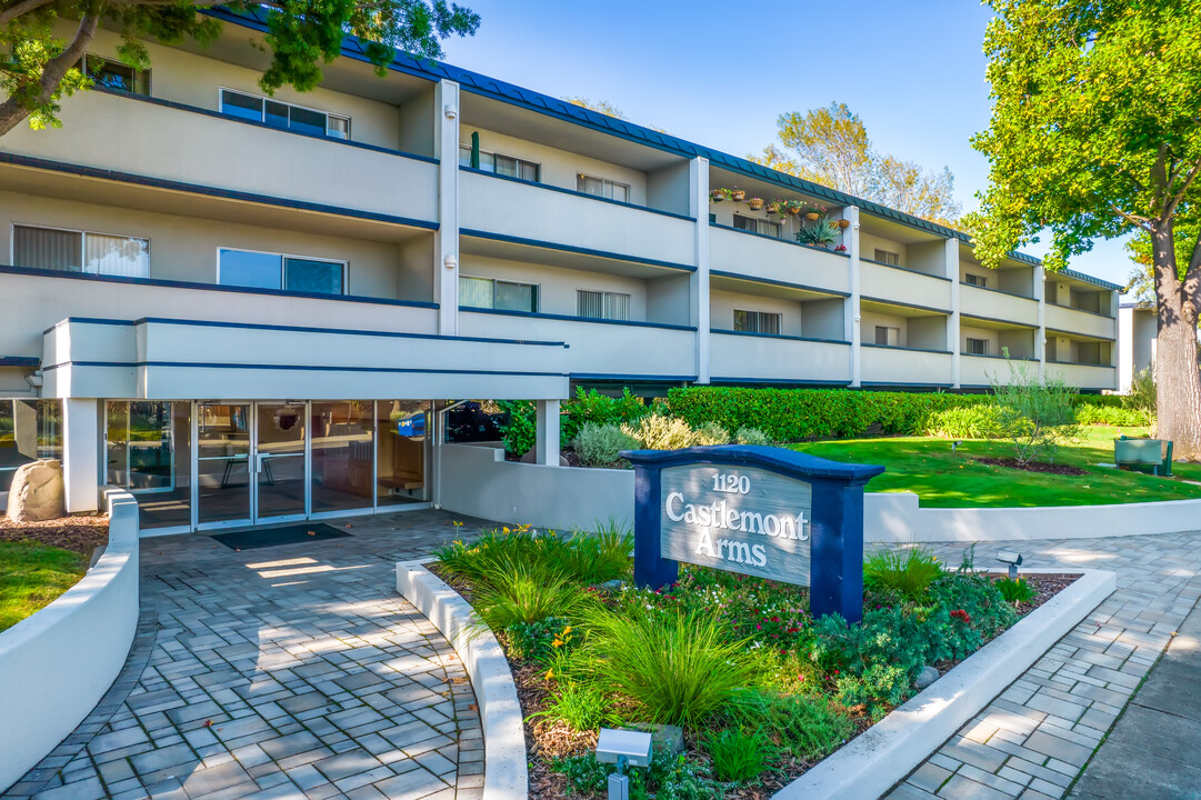 Castlemont Arms in Sunnyvale, CA - Building Photo