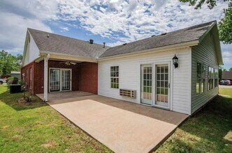 1470 Forest St in Springdale, AR - Building Photo - Building Photo