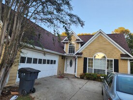 215 Jon Jeff Dr NW in Lilburn, GA - Building Photo