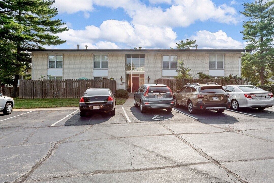 10421 Briarbend Dr in St. Louis, MO - Building Photo