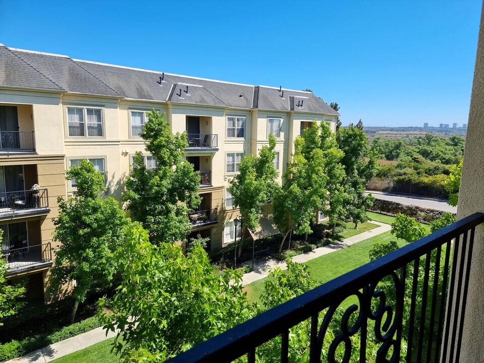 2434 Watermarke Pl in Irvine, CA - Building Photo