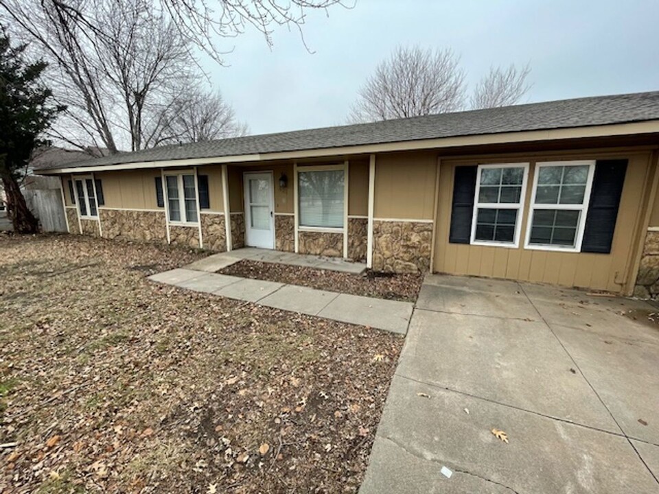 421 N Woodchuck Ln in Wichita, KS - Building Photo