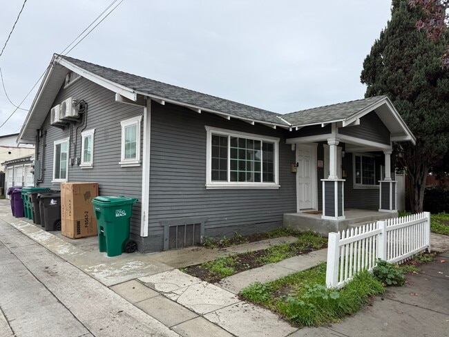 1108 Orange Ave, Unit B in Long Beach, CA - Building Photo - Building Photo