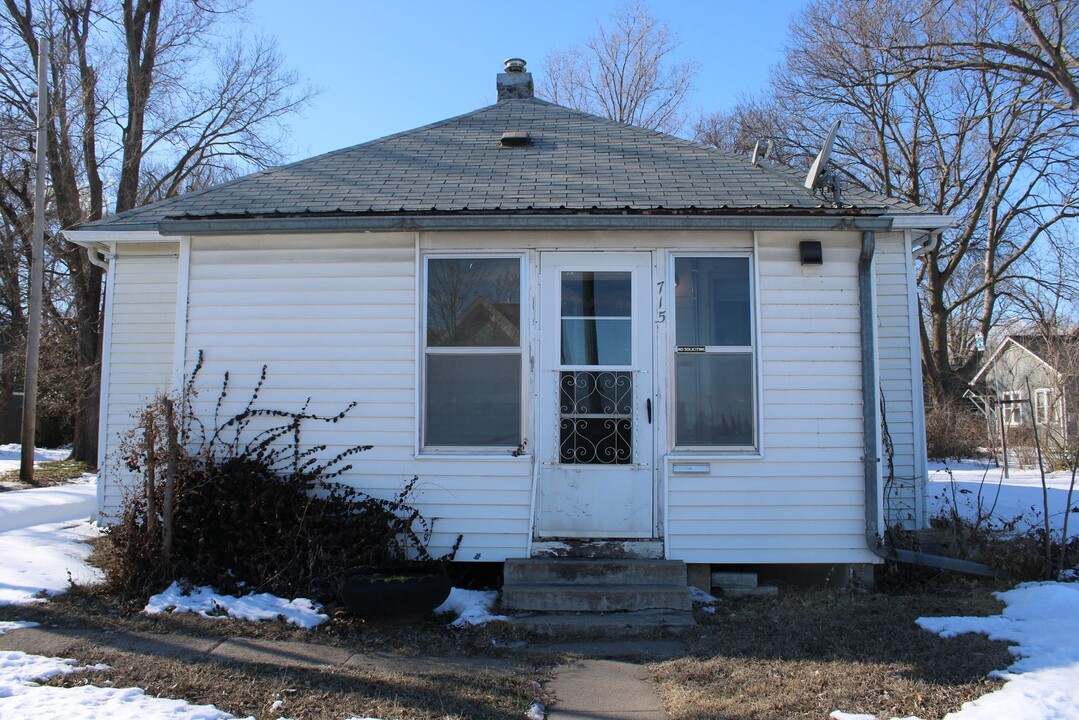 715 N 4th St in Manhattan, KS - Building Photo