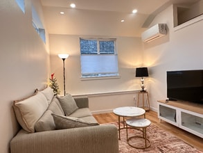 533 1/2 E 5th St in Port Angeles, WA - Foto de edificio - Building Photo