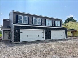 10985 Main St in Clarence, NY - Building Photo