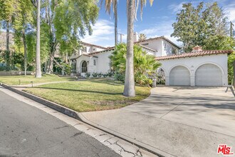 1530 Valley View Rd in Glendale, CA - Building Photo - Building Photo