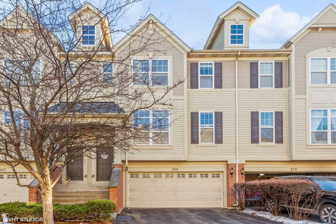 375 N Commerce St in Aurora, IL - Building Photo