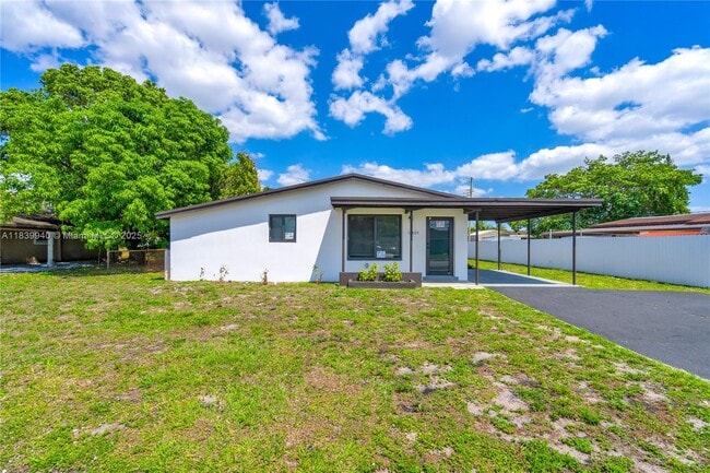 18805 NW 31st Ave in Miami Gardens, FL - Building Photo - Building Photo