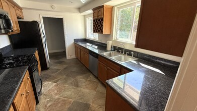 1090 Pine Bluff Dr in Pasadena, CA - Building Photo - Building Photo