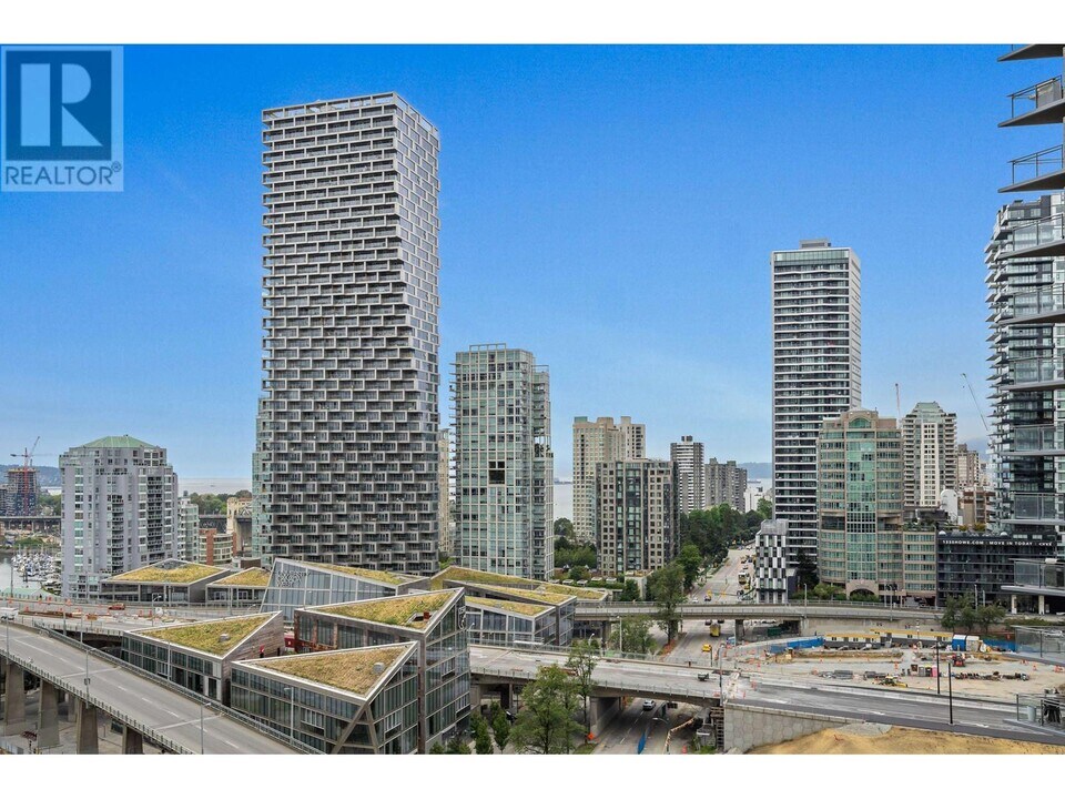 501-2501 Pacific St in Vancouver, BC - Building Photo
