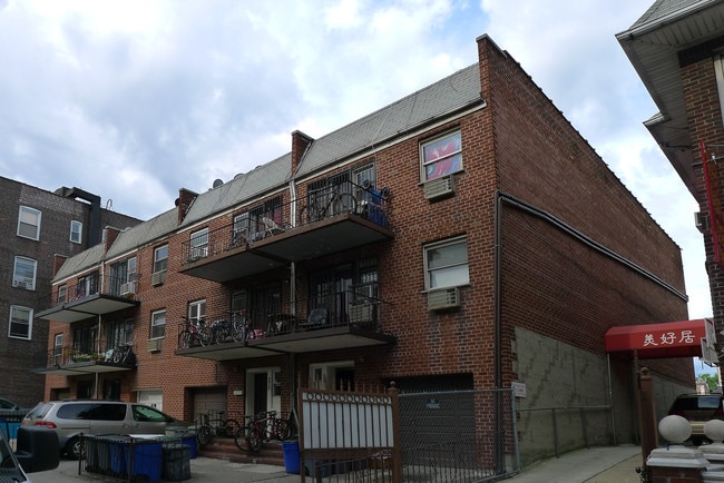 40-44 77th St in Flushing, NY - Foto de edificio - Building Photo