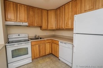16 Fordyce Ct in New Milford, CT - Building Photo - Building Photo