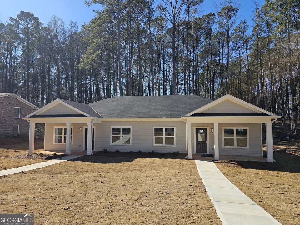 320 Sharon Dr in Fayetteville, GA - Building Photo